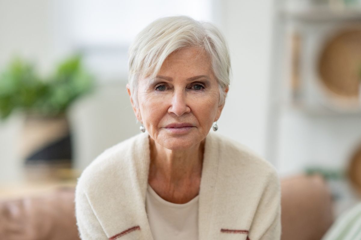 starsza, poważna kobieta