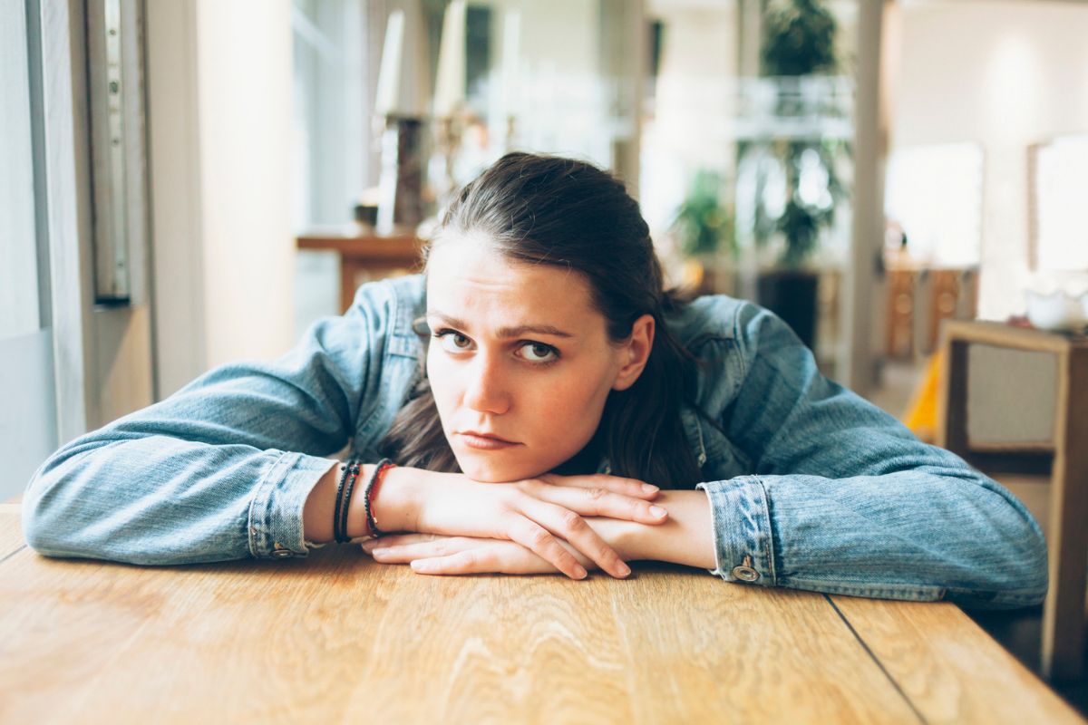 smutna kobieta patrzy prosto w obiektyw aparatu