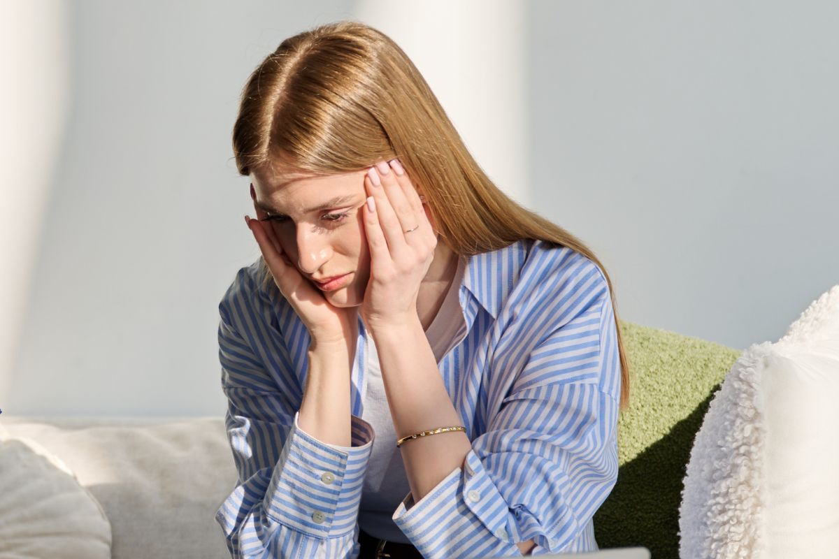 kobieta jest w ciąży, mąż oskarża ją o zdradę