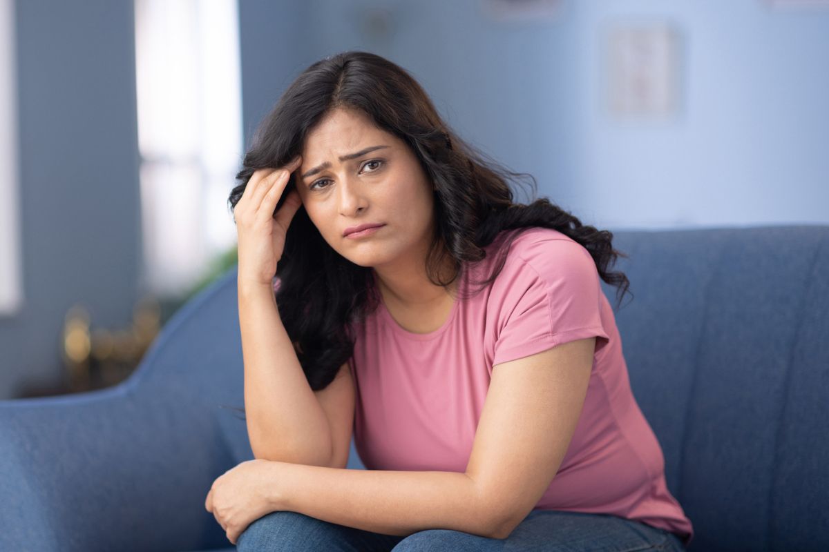 smutna i zmartwiona kobieta