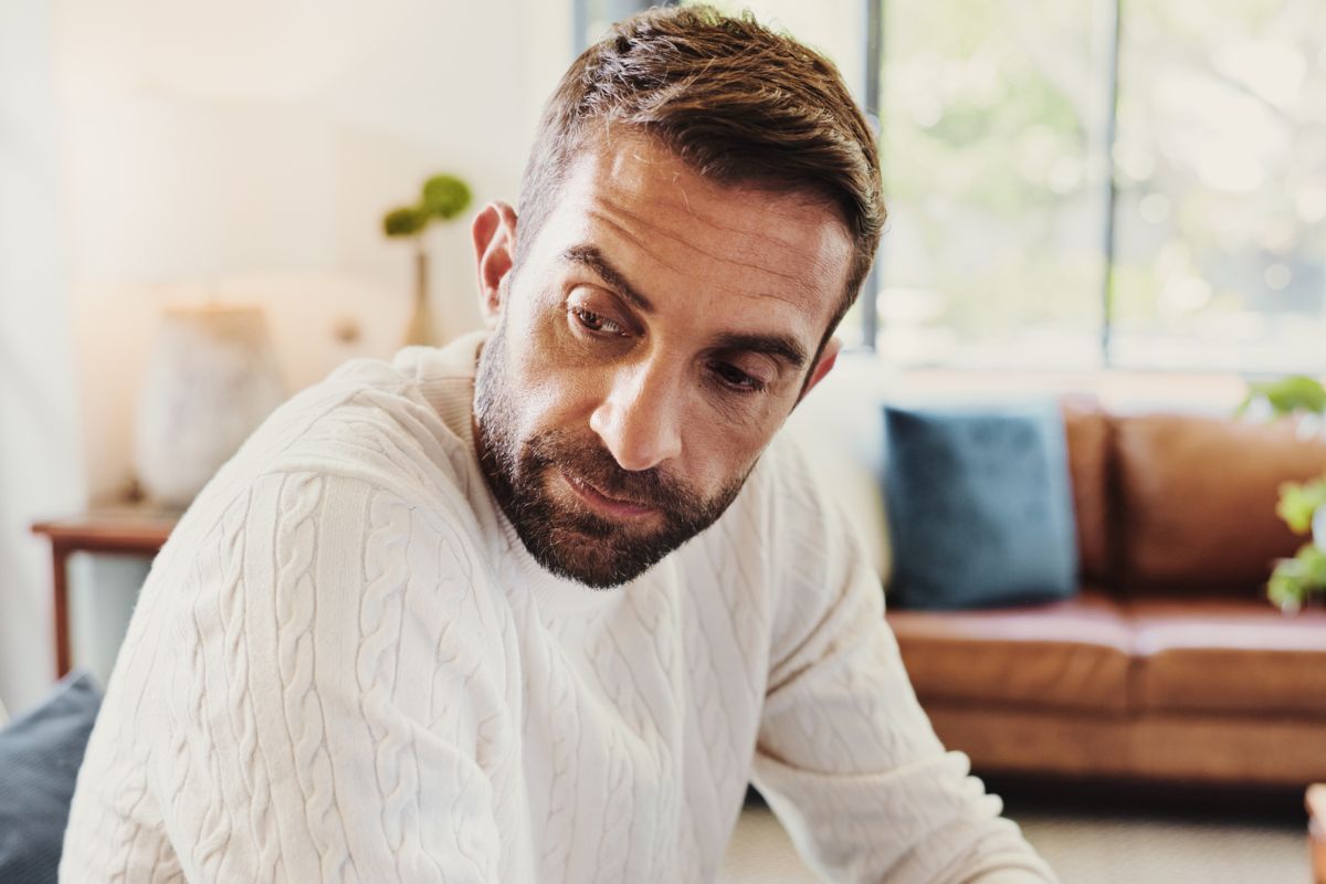 smutny i samotny mężczyzna