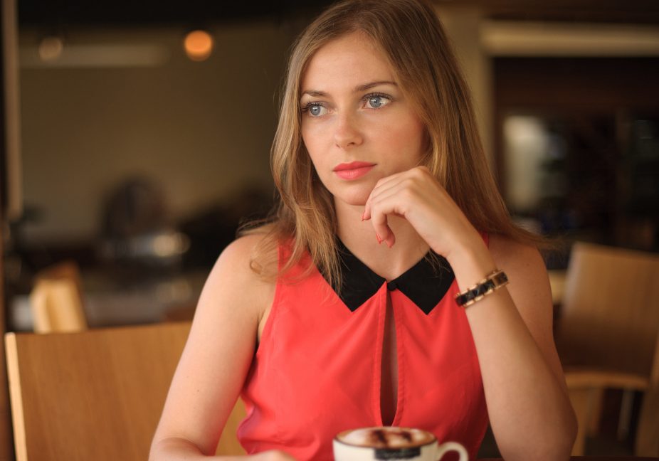 kobieta w kawiarni