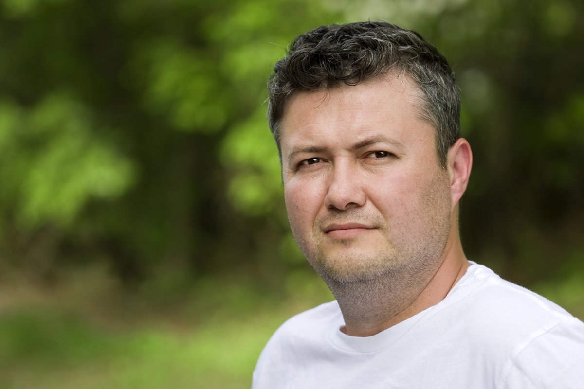 mężczyzna z siwiejącymi włosami na łonie natury