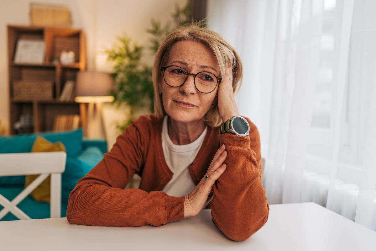 zamyślona i smutna kobieta