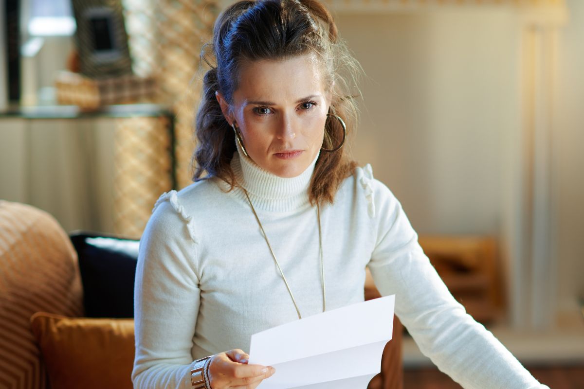 kobieta usuwa teściów ze ślubnych zdjęć