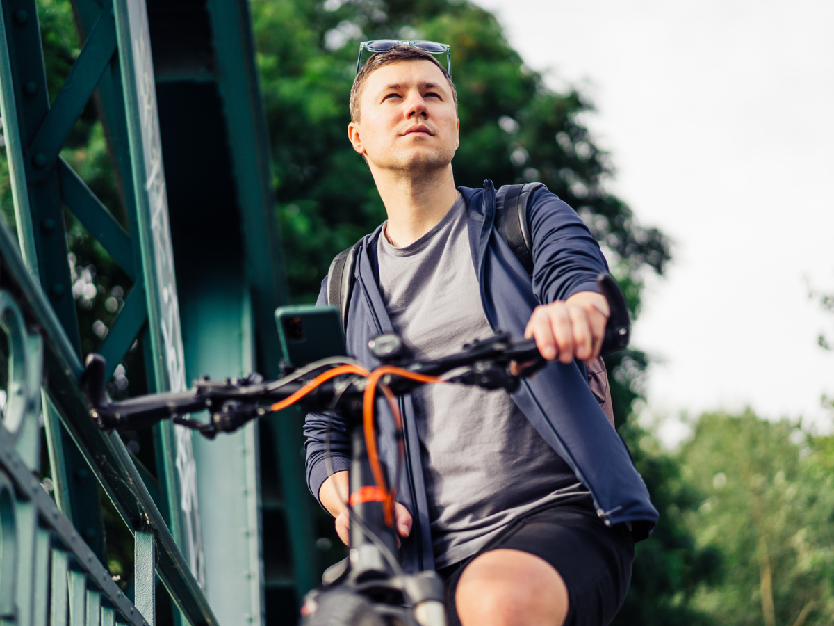 mężczyzna na rowerze