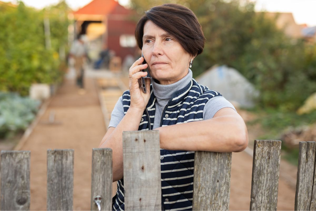 Kobietę irytuje naturalny nawóz sąsiadki