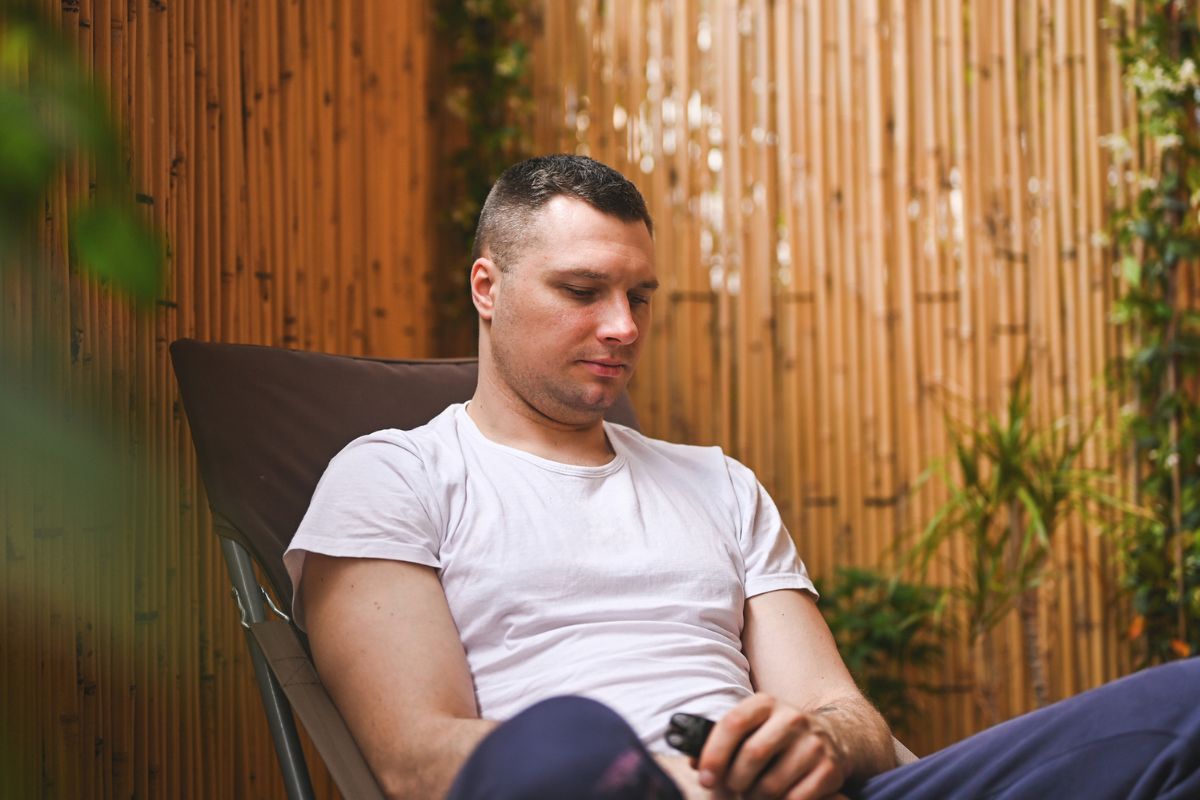 mężczyzna zamyślony i smutny