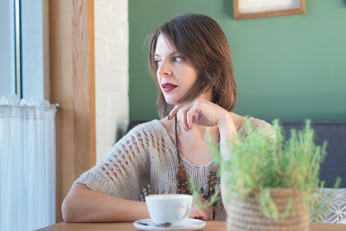 w Dzień Matki poznaje kogoś w kawiarni