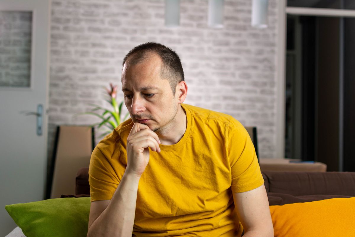 smutny i zamyślony mężczyzna