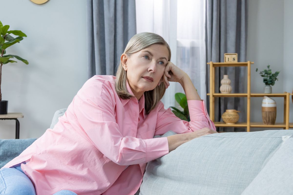 zamyślona i smutna kobieta