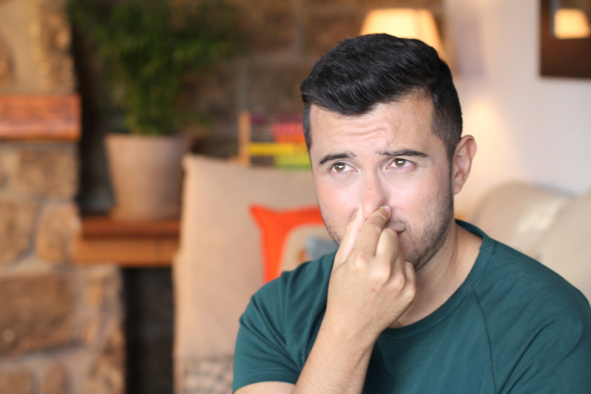 mężczyzna w mieszkaniu