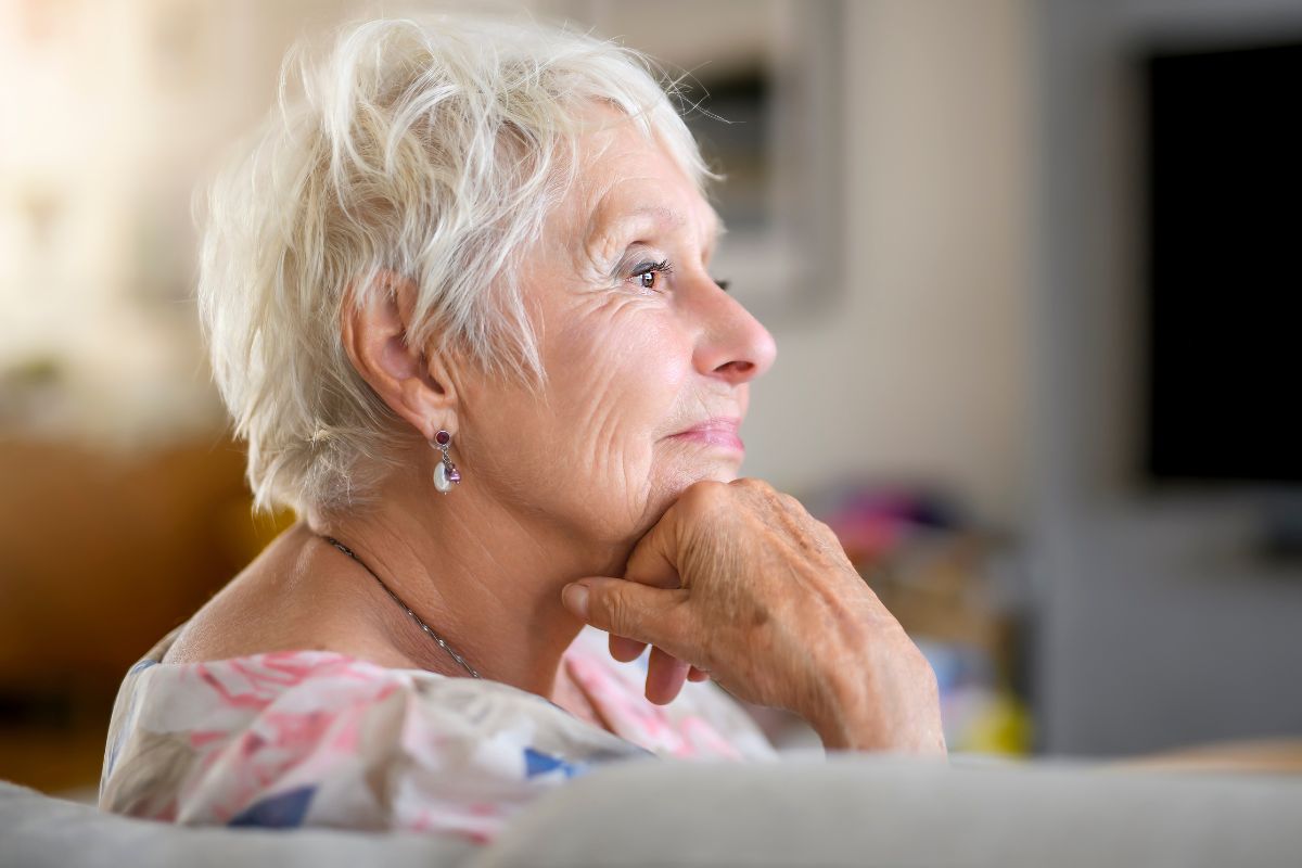 babcia kupuje wnuczce medalik na komunię