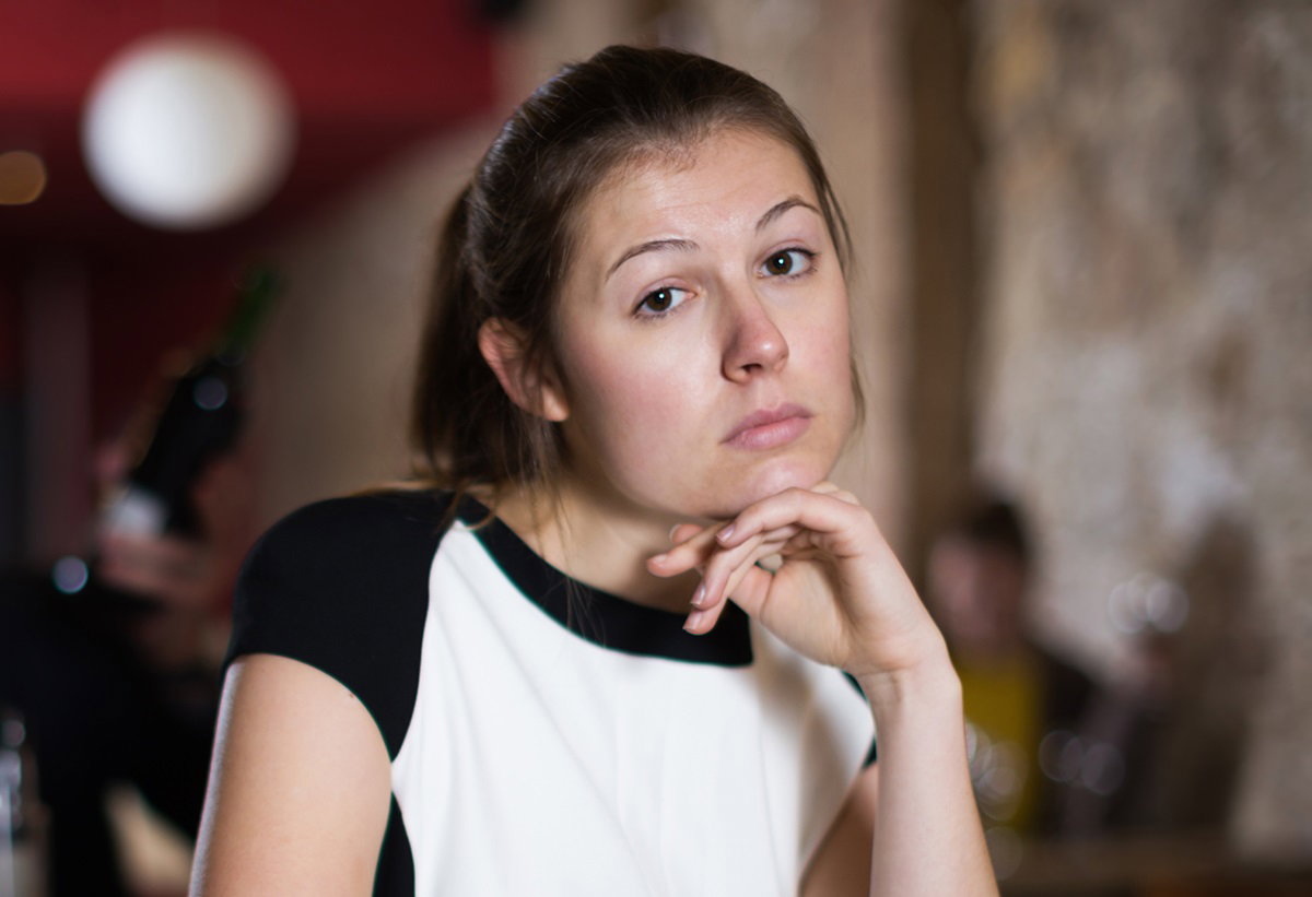 młoda zmartwiona dziewczyna podpiera twarz ręką