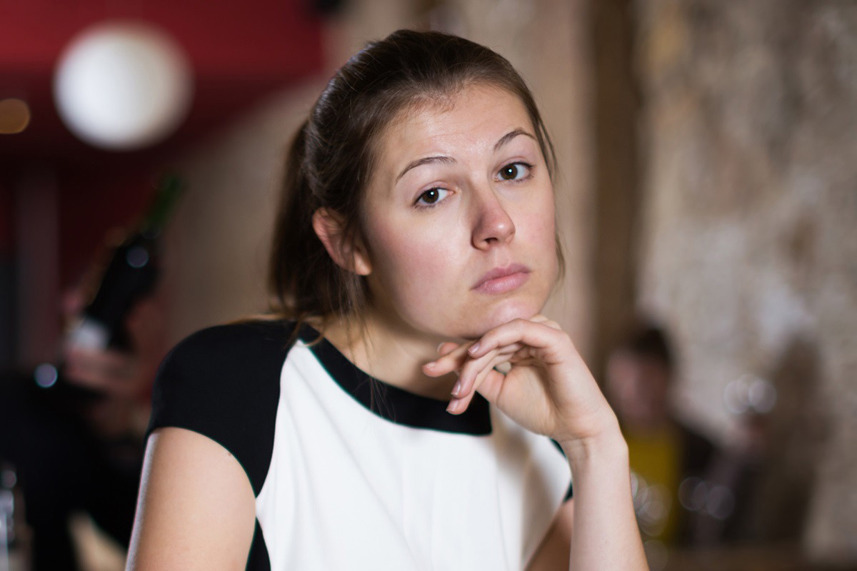 młoda zmartwiona dziewczyna podpiera twarz ręką