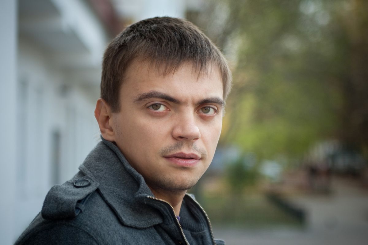 mężczyzna zamyślony