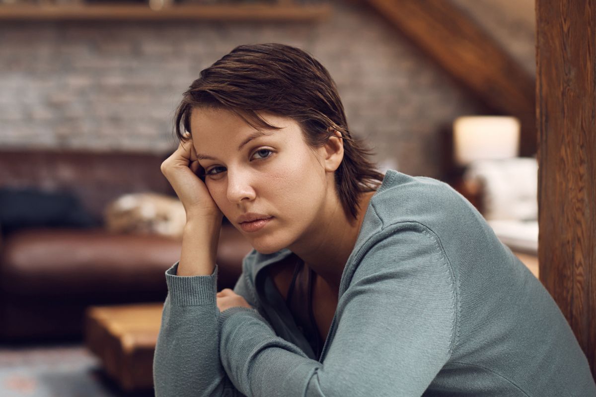 kobieta zamyślona i smutna