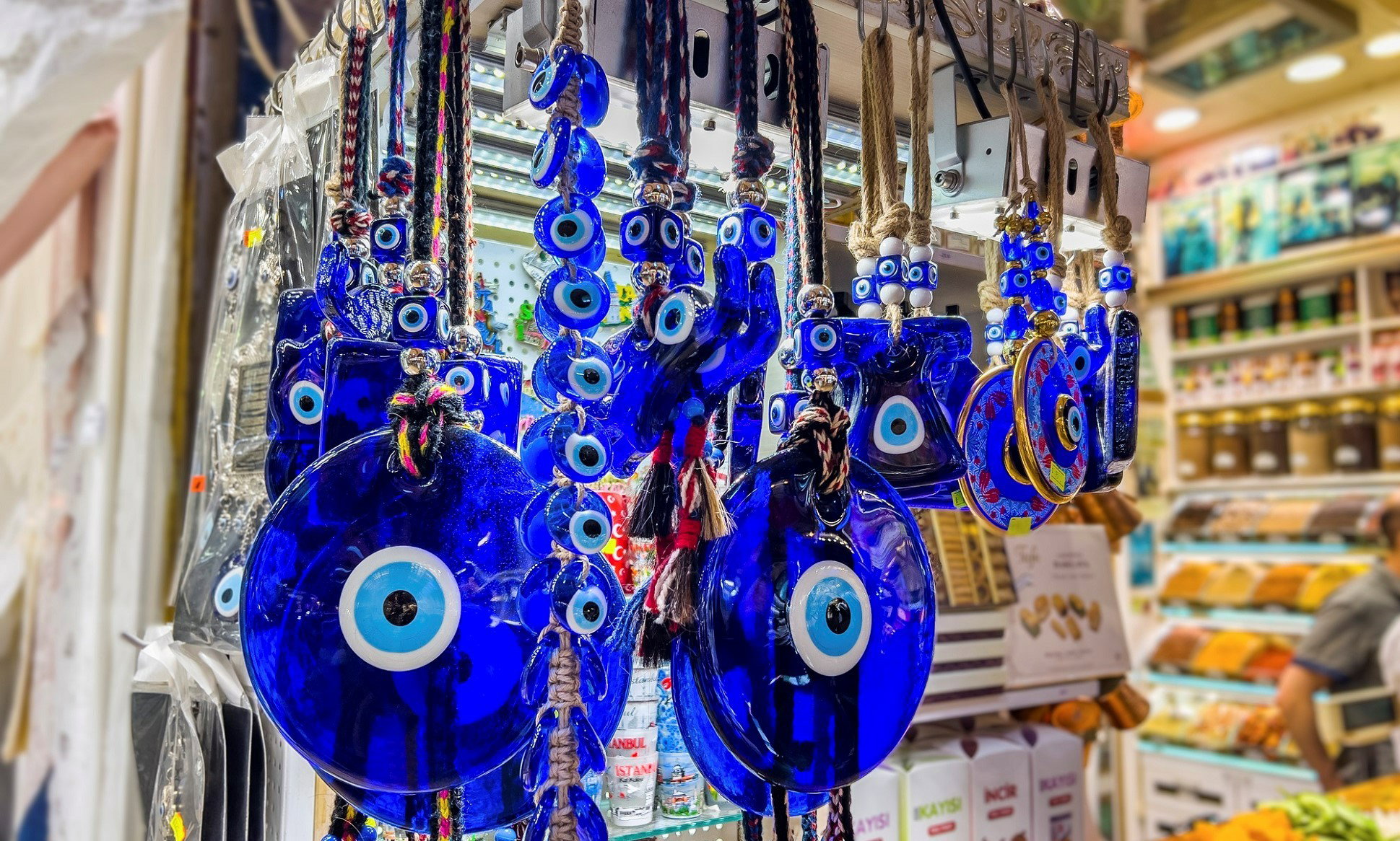 Najbardziej pechowe pamiątki z podróży. Tych 5 rzeczy nie przywoź ze sobą