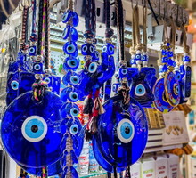 Najbardziej pechowe pamiątki z podróży. Tych 5 rzeczy nie przywoź ze sobą