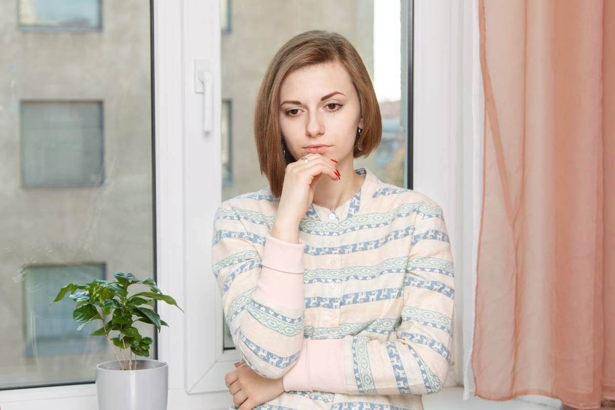 smutna i zamyślona kobieta