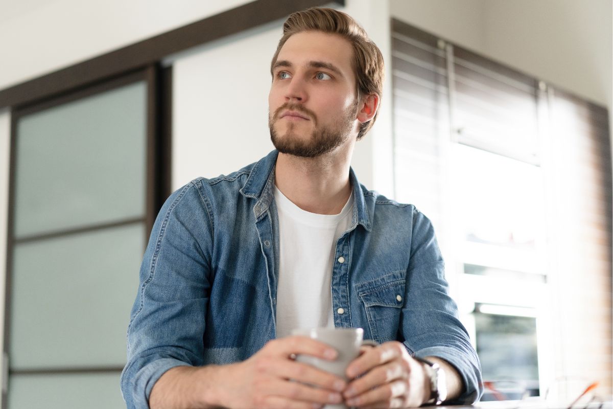 mężczyzna dowiaduje się o zdradzie żony od teściowej