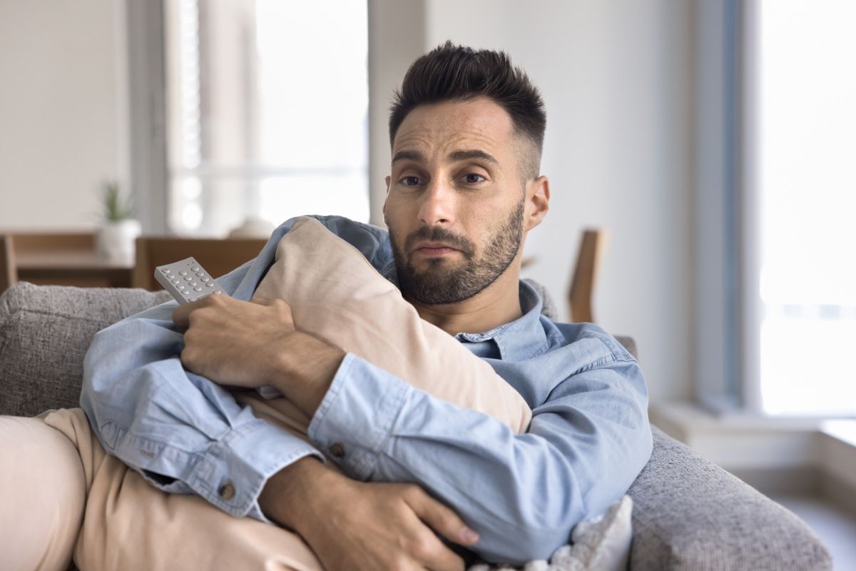 mężczyzna zamyślony i smutny