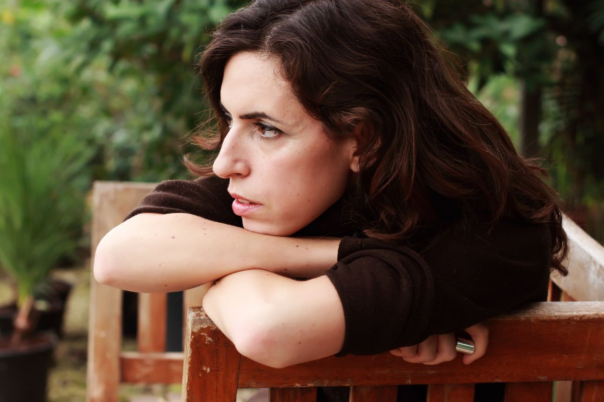 teściowa ćwiczy pilates w bikini w ogrodzie synowej