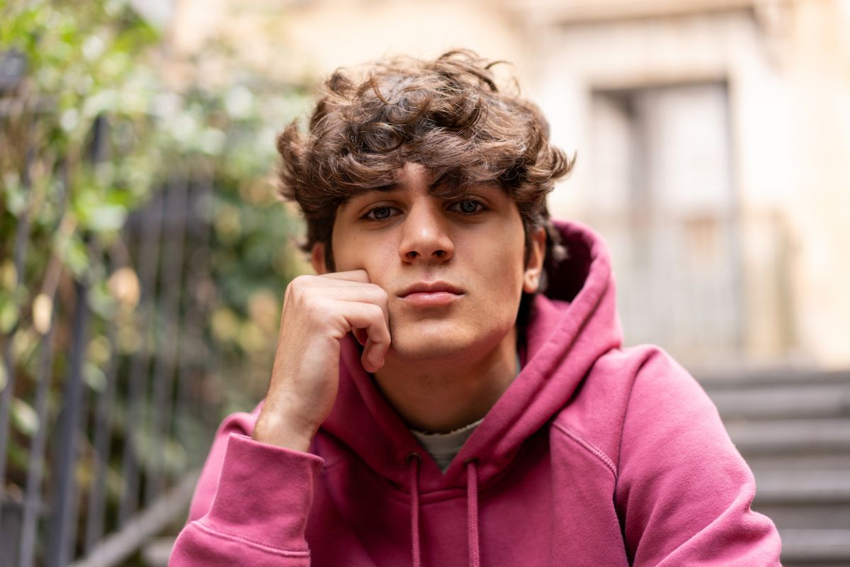 zamyślony mężczyzna