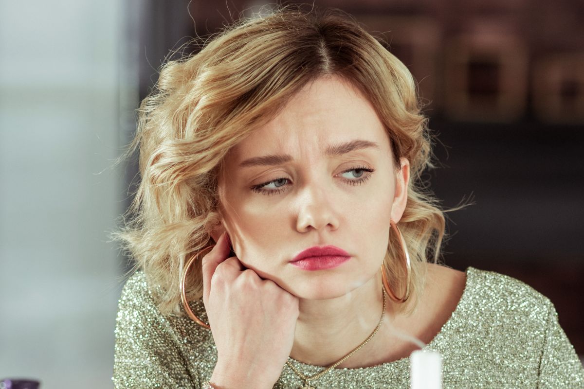 kobieta zażenowana weselem szwagierki