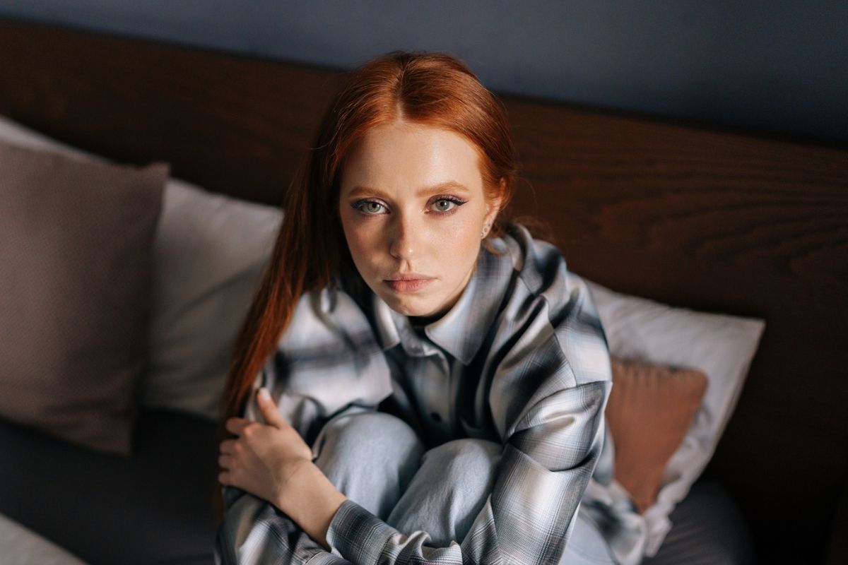 kobieta zamyślona i smutna