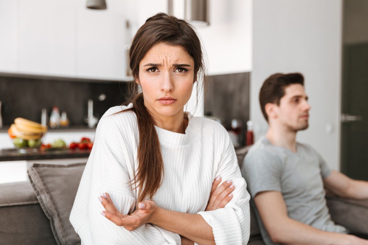 zła i zniesmaczona kobieta