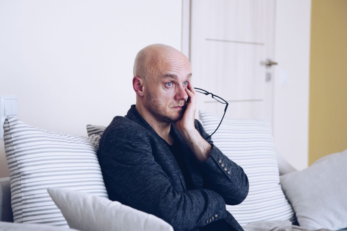 mężczyzna zamyślony i smutny