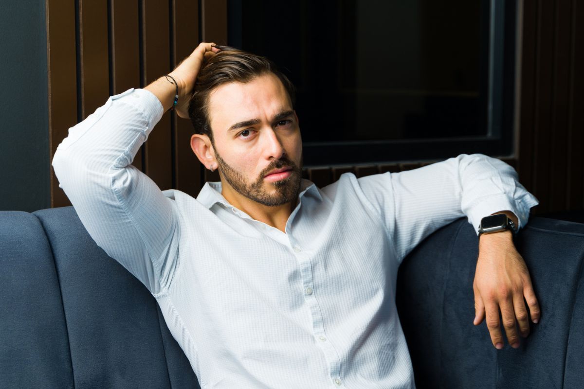 poważny i zamyślony mężczyzna