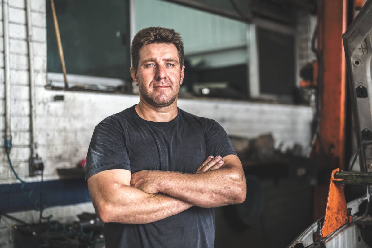 poważny mężczyzna w warsztacie samochodowym