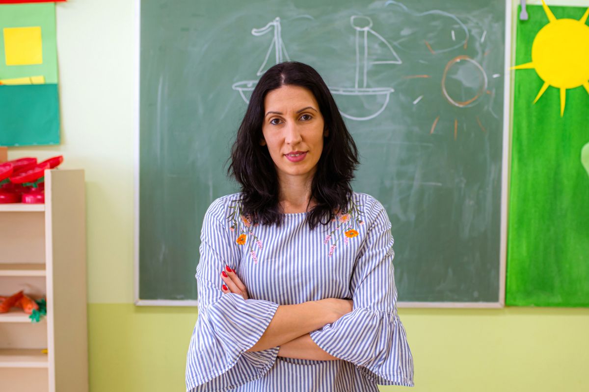 kobieta patrzy prosto w obiektyw aparatu