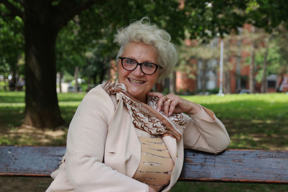 szczęśliwa i zadowolona kobieta