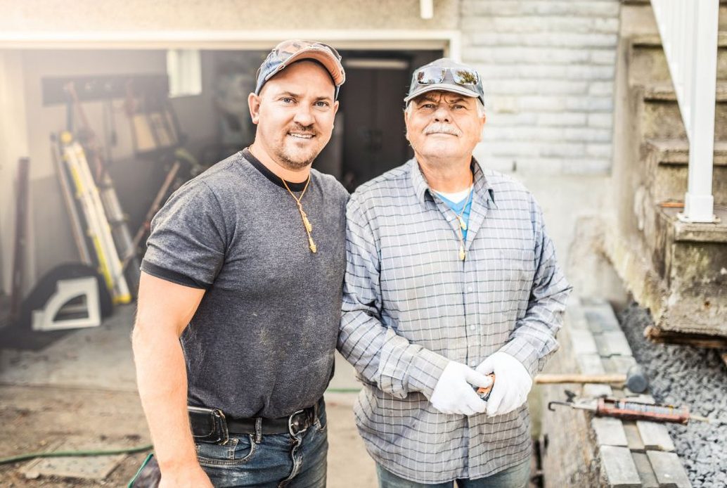 dwóch facetów na budowie