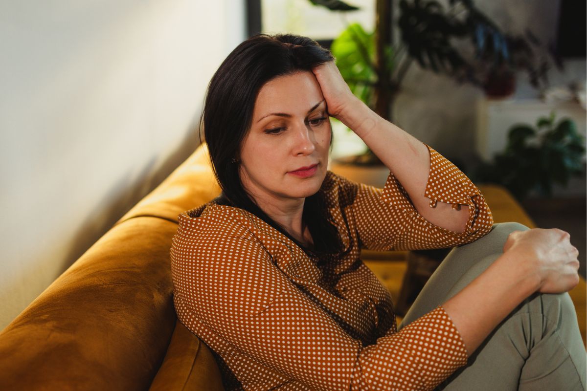 smutna i zamyślona kobieta