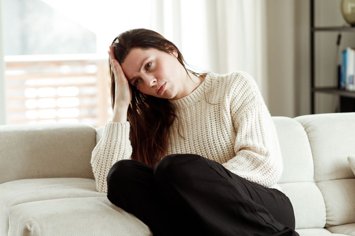 kobieta zamyślona i smutna