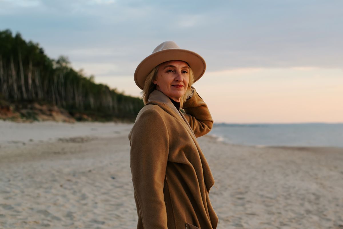 uśmiechnięta kobieta nad morzem