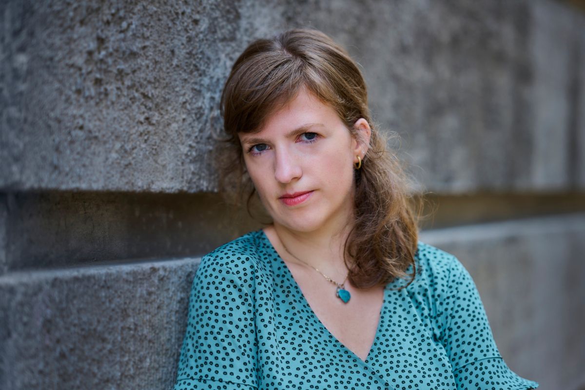 poważna kobieta patrząca prosto w obiektyw kamery