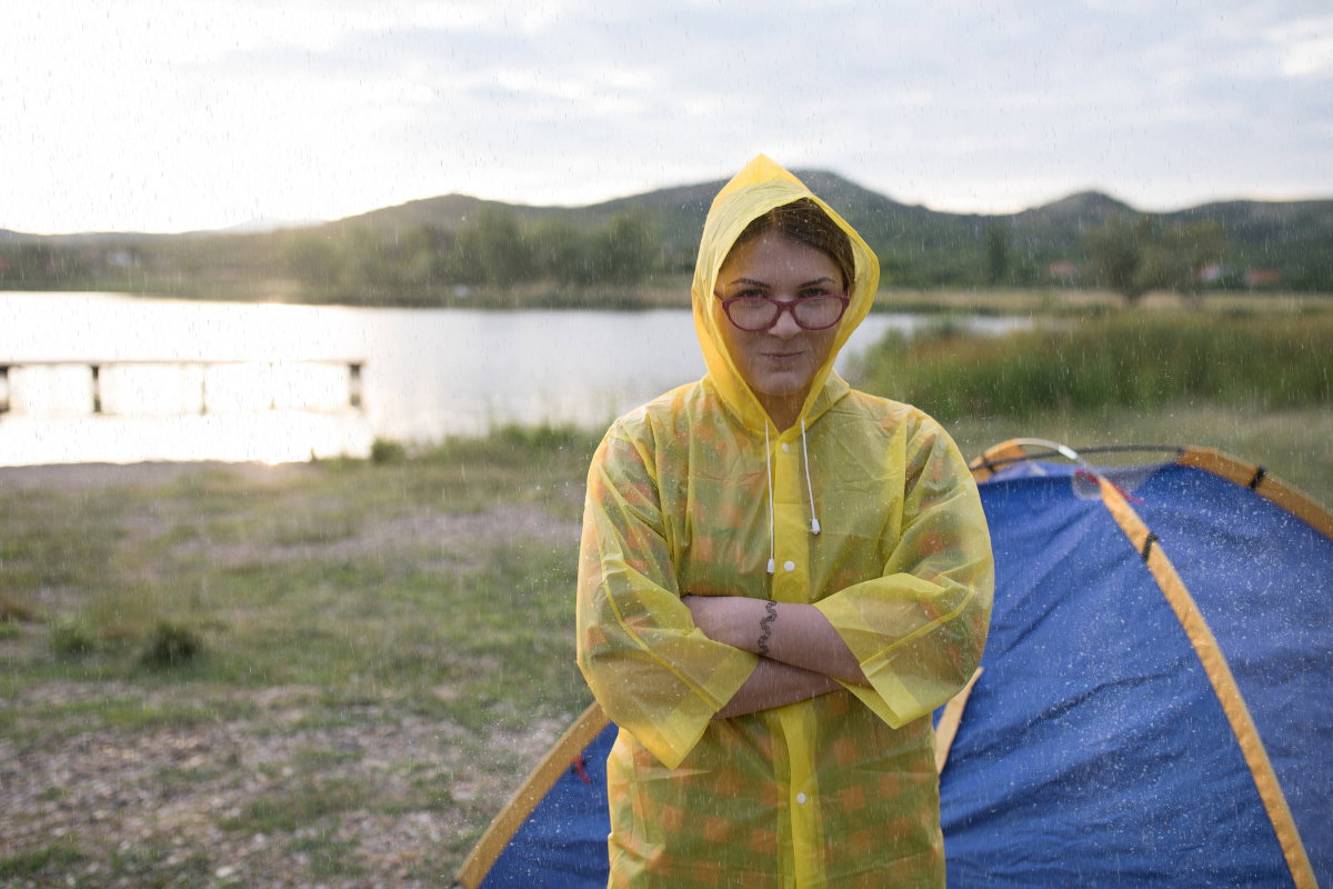 kobieta nad jeziorem