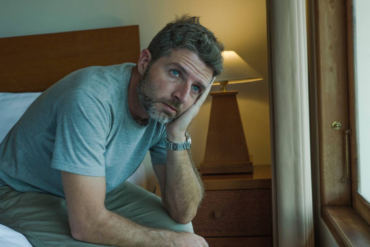 mężczyzna zamyślony i smutny