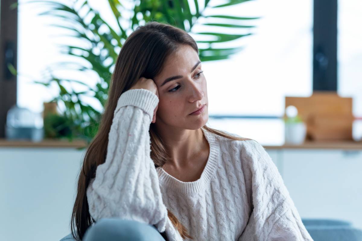 kobieta zamyślona i smutna