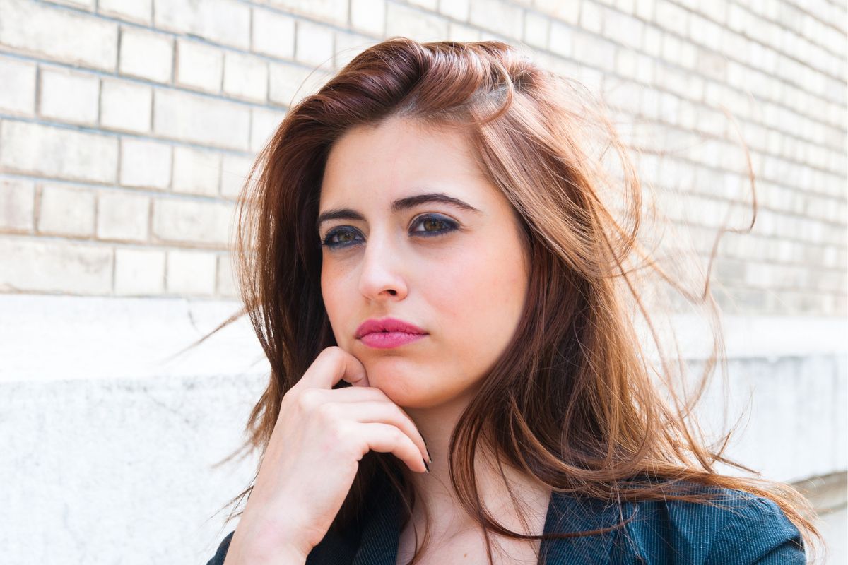 kobieta zamyślona i smutna