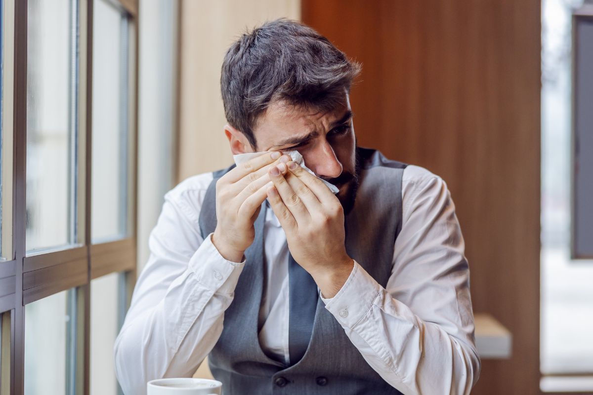 Na weselu ojciec pana młodego kradnie koperty