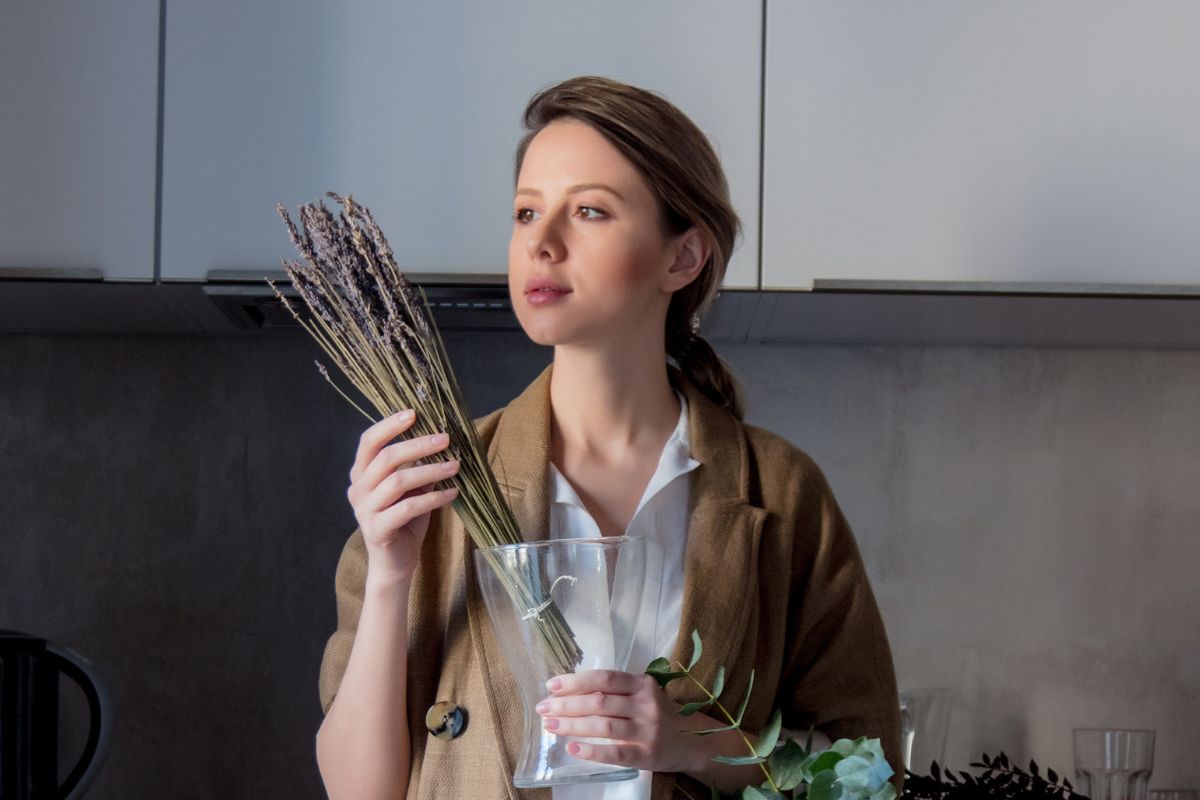 Teściowa daje synowej lawendę na ślub