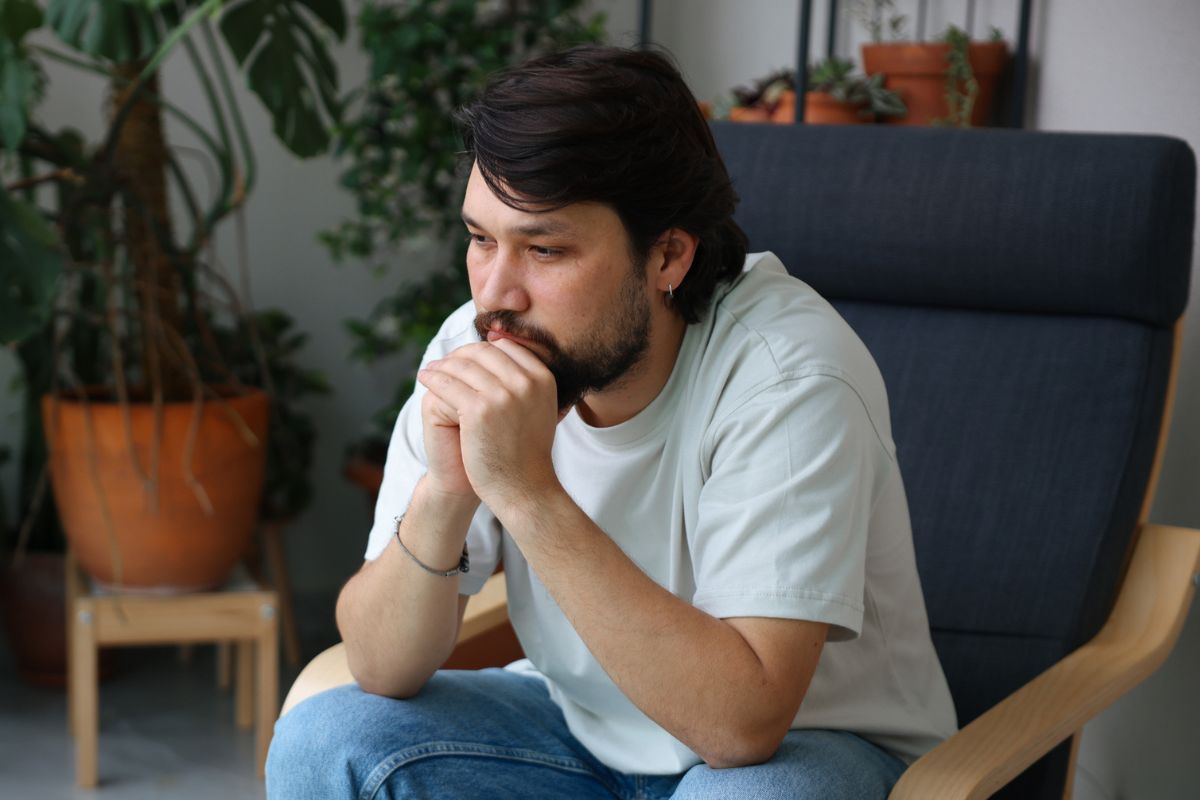 mężczyzna zamyślony i smutny