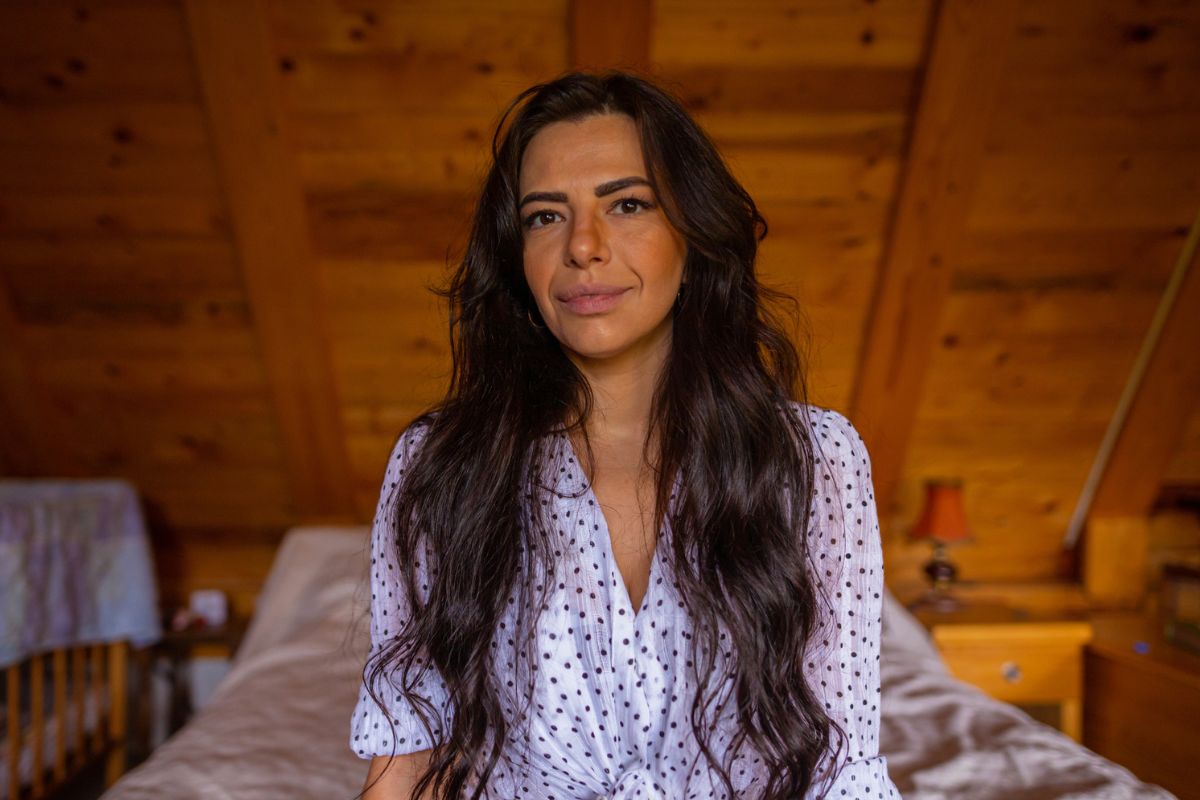 kobieta zamyślona i zniesmaczona