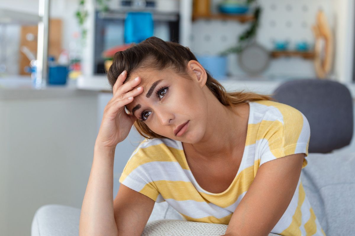 kobieta smutna i zmartwiona